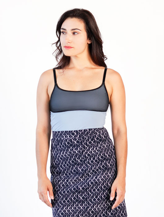 Camisole à bretelles bleu pâle et jupe marine