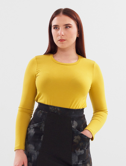 Chandail en modal jaune et jupe grise
