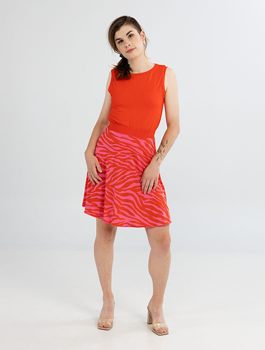 Camisole orange et jupe évasée à motif zébré