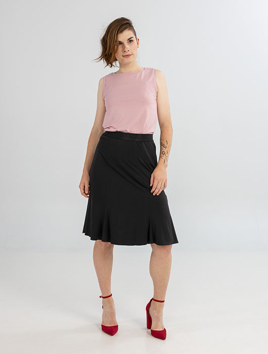 Camisole rose et jupe noire