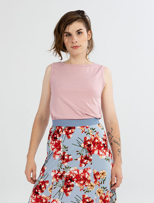 Camisole rose et jupe à motif fleuri