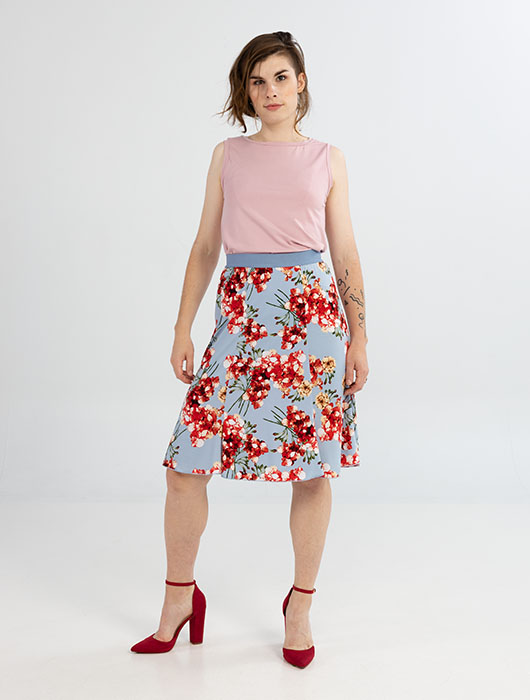 Camisole rose et jupe à motif fleuri