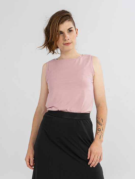 Camisole rose et jupe noire