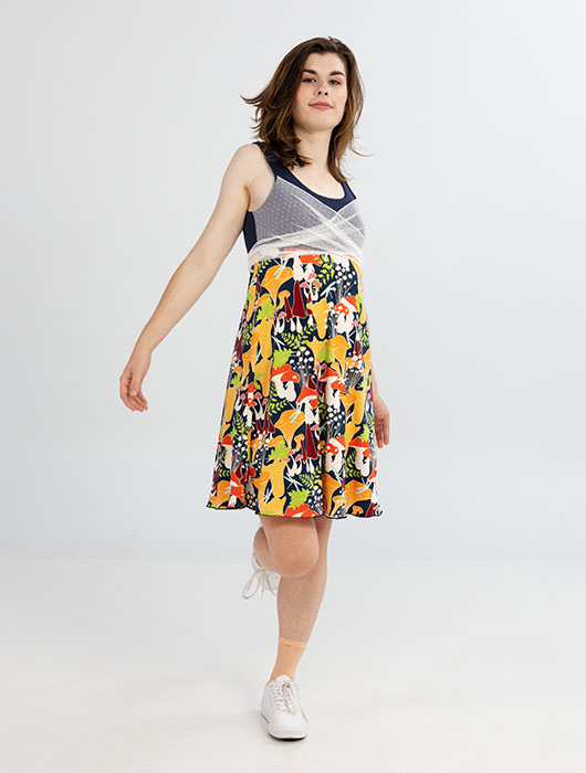 Robe à bretelles larges marine et à motif