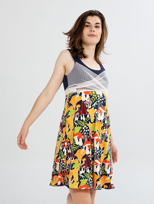 Robe à bretelles larges marine et à motif