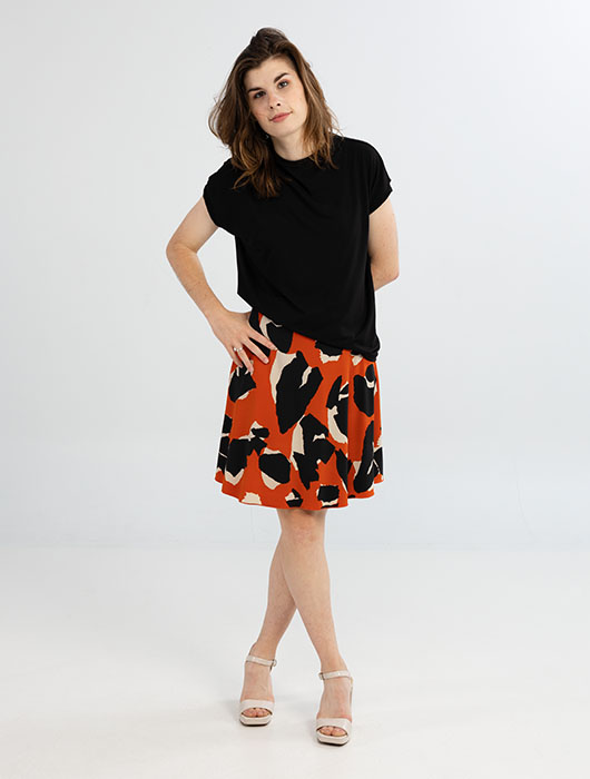 T-shirt noir et jupe à motif orangé