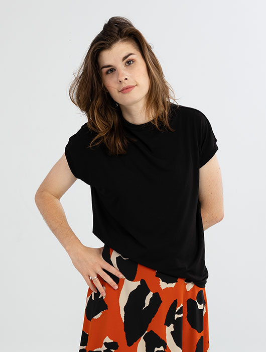 T-shirt noir et jupe à motif orangé
