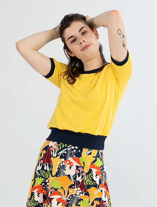 T-shirt jaune et jupe évasée à motifs