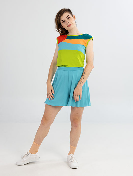 T-shirt vert à empiècements et short bleu