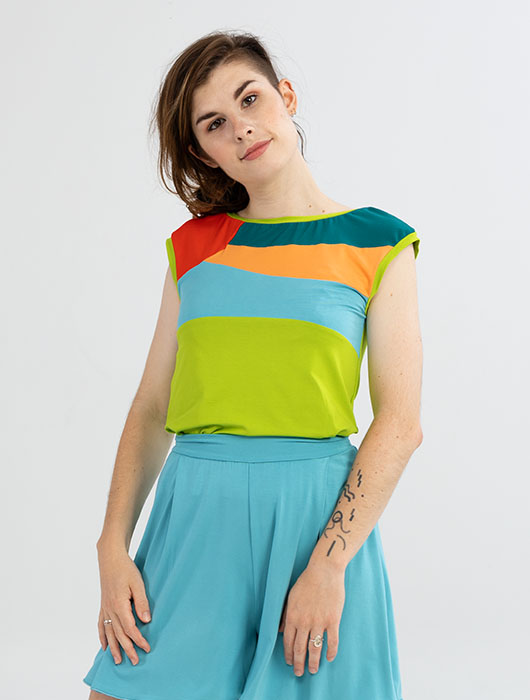 T-shirt vert à empiècements et short bleu