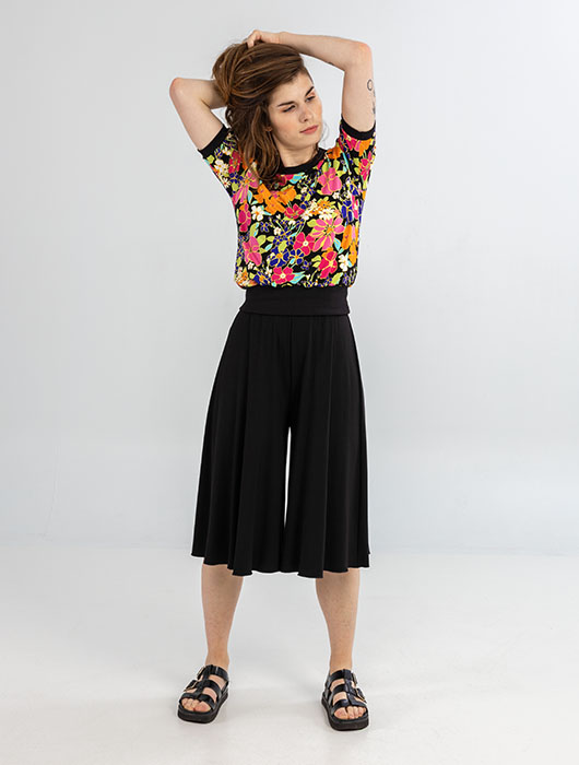 T-shirt fleuri et gaucho noir