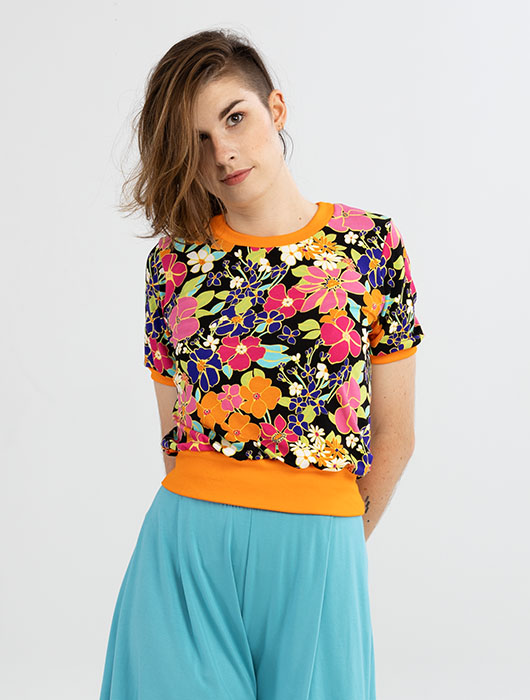 T-shirt fleuri et short bleu