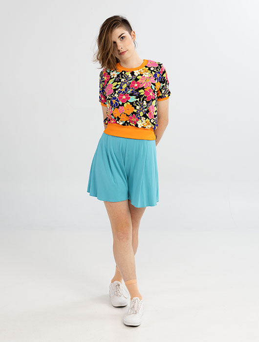 T-shirt fleuri et short bleu