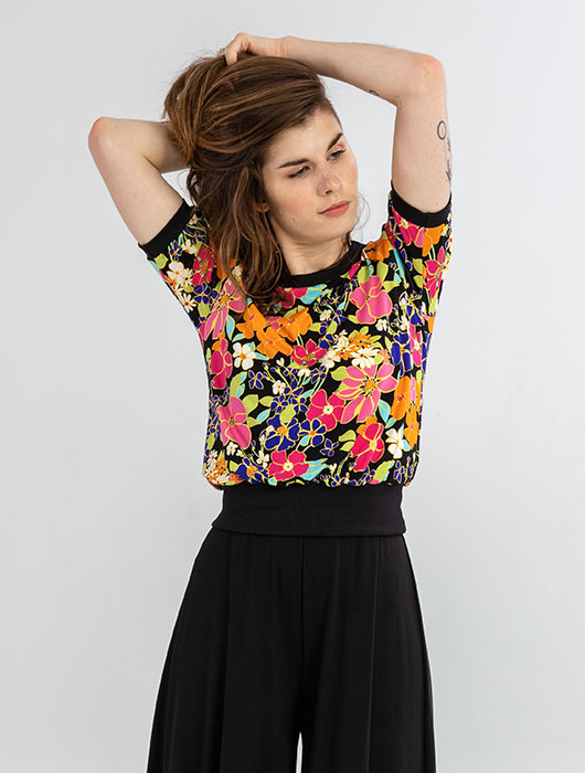T-shirt fleuri et gaucho noir