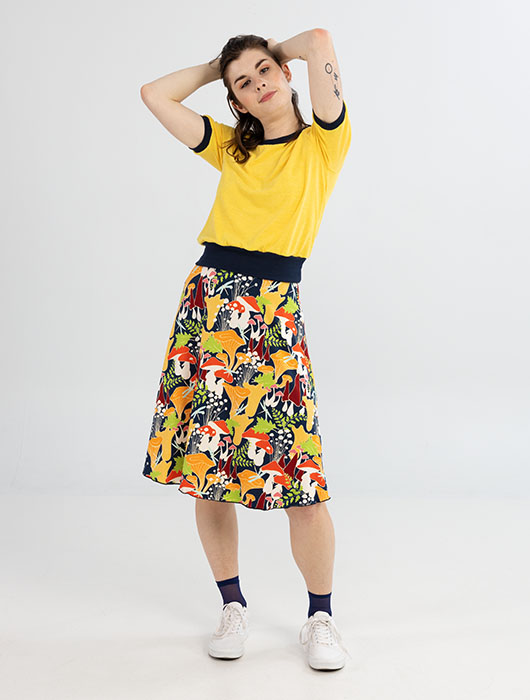 T-shirt jaune et jupe évasée à motifs