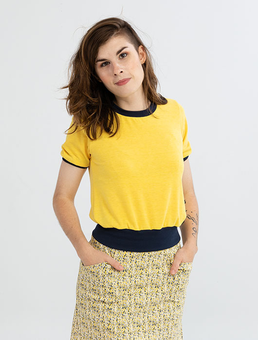 T-shirt et jupe droite jaunes