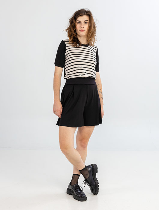 T-shirt rayé et short noir