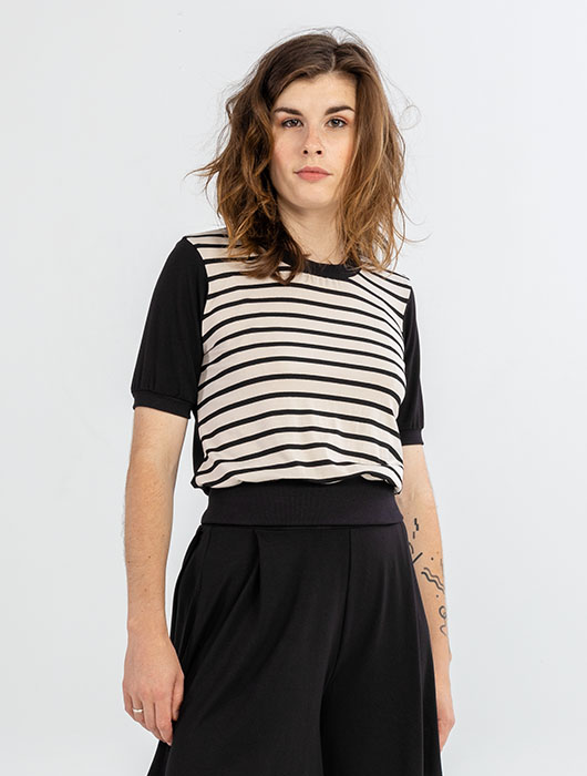 T-shirt rayé et short noir