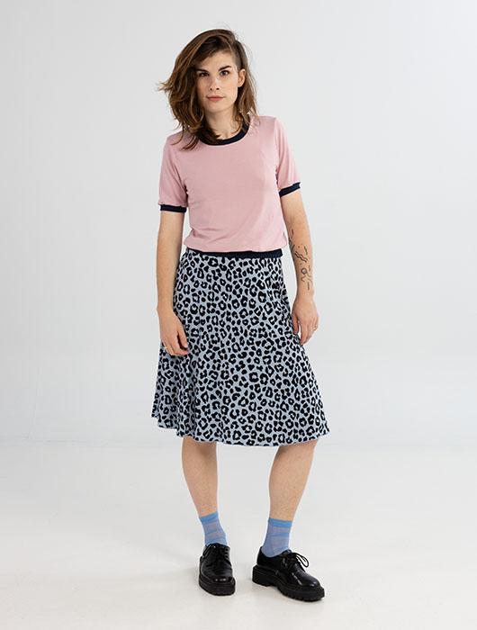 T-shirt rose et jupe évasée à motif léopard bleu