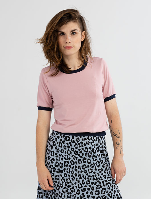 T-shirt rose et jupe évasée à motif léopard bleu
